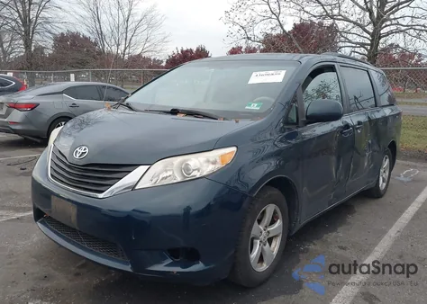2011 Toyota Sienna Le V6 z USA, uszkodzony, nr VIN 5TDKK3DC8BS014978